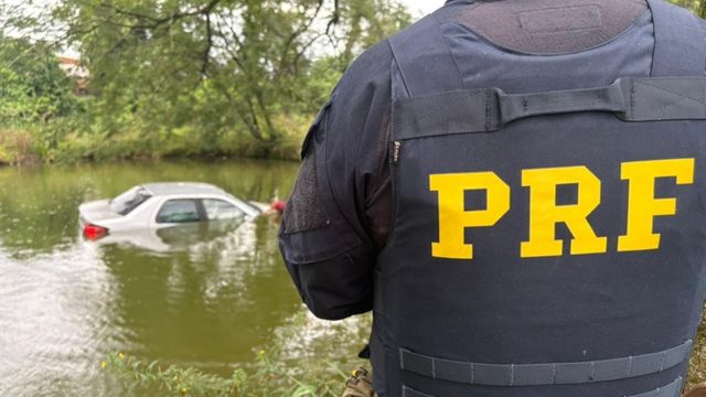 Imagem referente a notícia: PRF apreende agrotóxicos após dupla de menores "mergulharem" com o carro num açude no Paraná