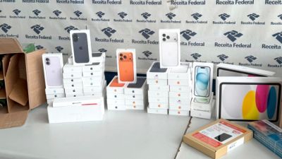 Imagem referente a notícia: Flagrante: mais de 50 iPhones são encontrados escondidos em caixas de bebidas no Paraná