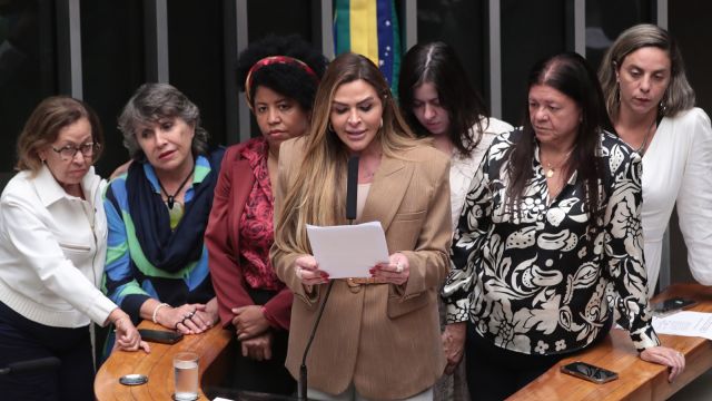 Imagem referente a notícia: Câmara dos Deputados aprova pena de prisão de até 40 anos para crime de homicídio vicário