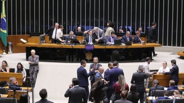 Imagem referente a notícia: Câmara aprova lei que permite expor suspeitos em lojas e muda regras de privacidade no Brasil