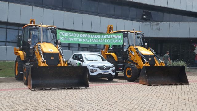 Imagem referente a notícia: Município de Cascavel reforça frota da agricultura com novas máquinas para trabalho na área rural
