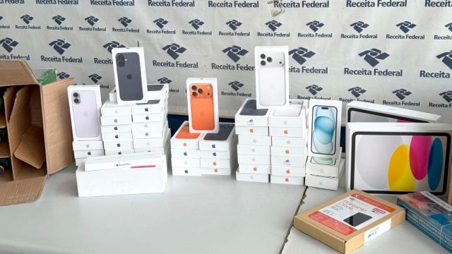 Imagem referente a notícia: Flagrante: mais de 50 iPhones são encontrados escondidos em caixas de bebidas no Paraná