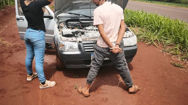 Imagem referente a notícia: Fiat Uno furtado é interceptado na PR-239 e dupla de 19 anos é presa em flagrante em Nova Aurora