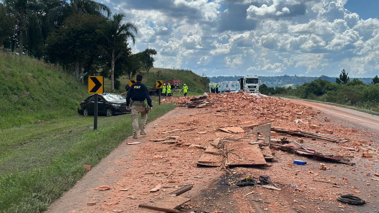 Carga de tijolos se solta, provoca acidente com três veículos e interdita BR-277 em Guarapuava