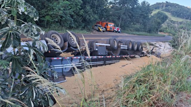 Imagem referente a notícia: Caminhão se envolve em acidente na PR-484 e deixa motorista ferido em Boa Vista da Aparecida