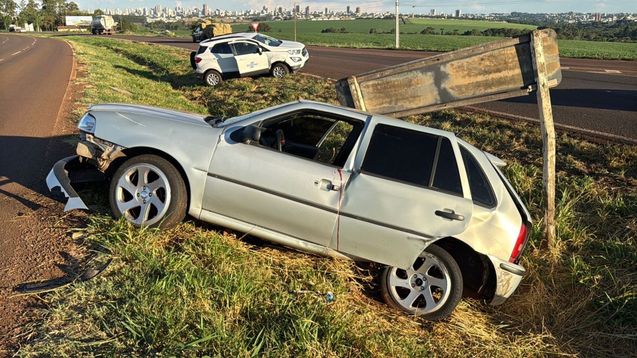 Jovem ferida após colisão entre Gol e Ecosport, durante tentativa de retorno na BR-467 em Cascavel