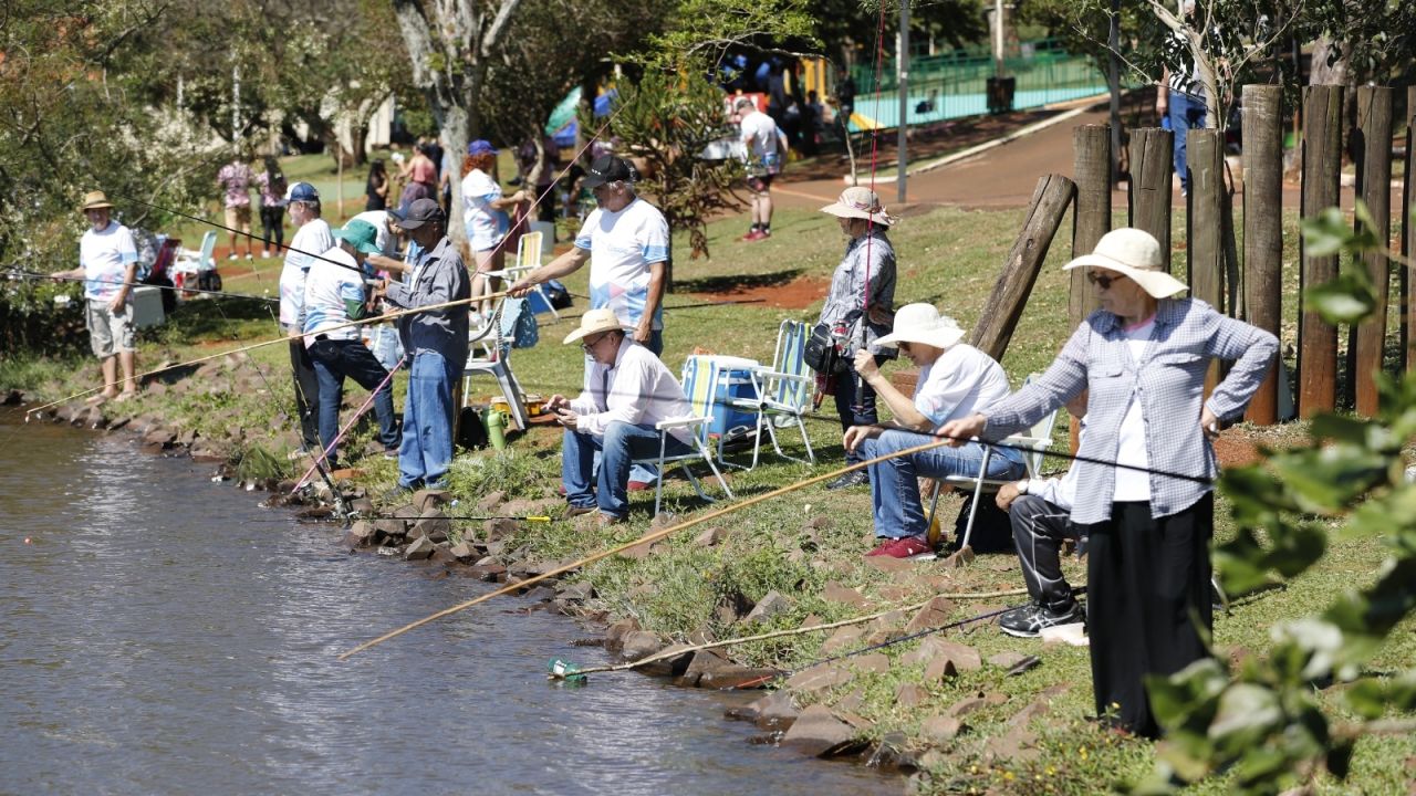 Com muita animação, idosos têm dia especial de Pesca no Lago Municipal de Cascavel