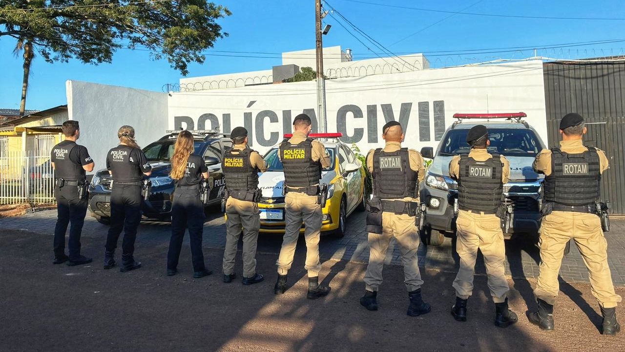 Operação policial apreende armas e drogas e termina com menor detido e suspeito preso no interior do Paraná