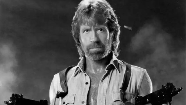 Imagem referente a notícia: Morre Chuck Norris aos 86 anos: ícone dos filmes de ação e lenda das artes marciais deixa legado histórico no cinema