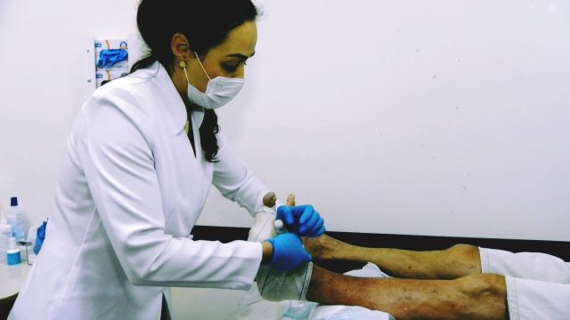 Imagem referente a notícia: Comissão de curativos do HUOP atua no tratamento de feridas complexas e fortalece a segurança do paciente