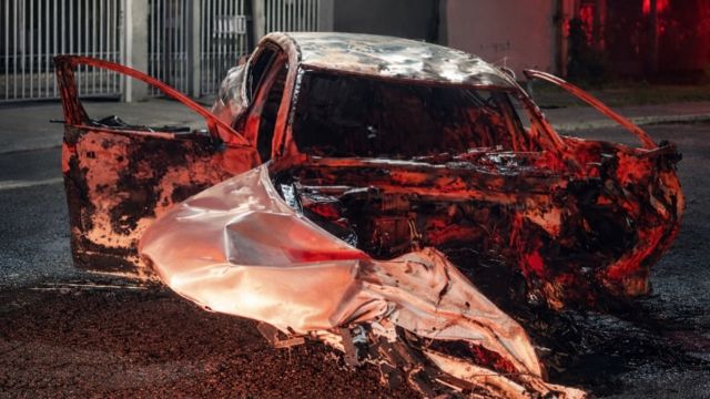Imagem referente a notícia: Motorista morre carbonizado após carro de luxo bater em árvore e pegar fogo em Cascavel