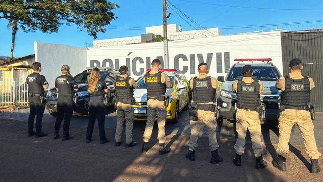 Imagem referente a notícia: Operação policial apreende armas e drogas e termina com menor detido e suspeito preso no interior do Paraná