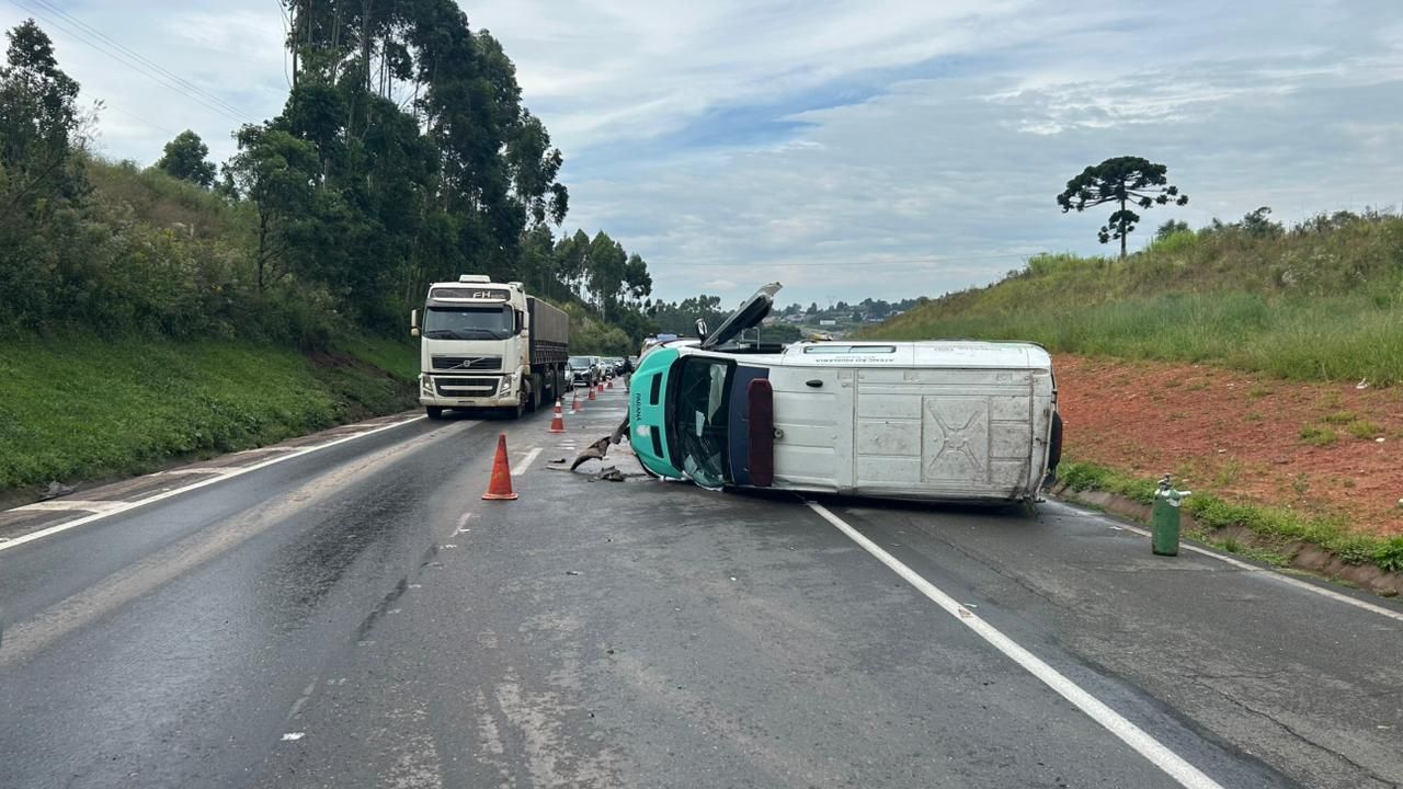 Ambulância tomba na BR-277 e interdita pista por mais de uma hora no Paraná