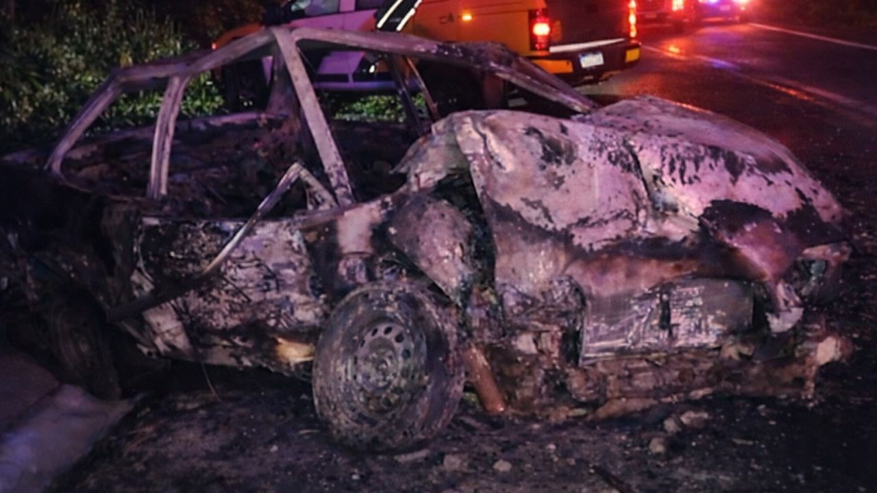 Grave acidente termina com carro destruído e incêndio após colisão com viatura da polícia na BR-277 em Cascavel