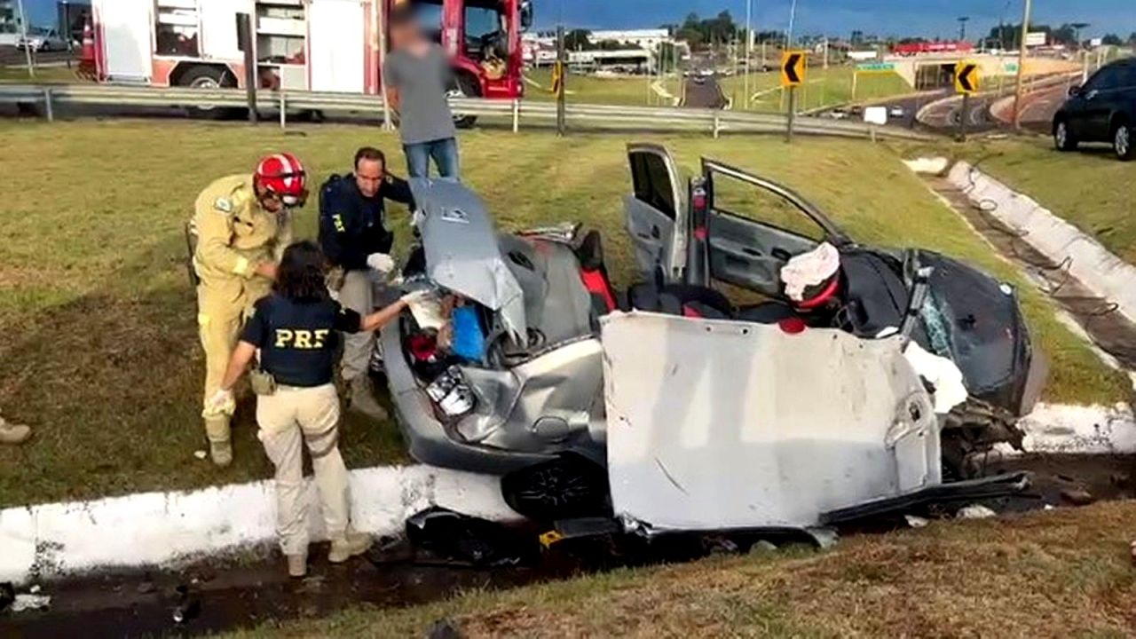 Carro capota no Trevo Cataratas e deixa três feridos em Cascavel