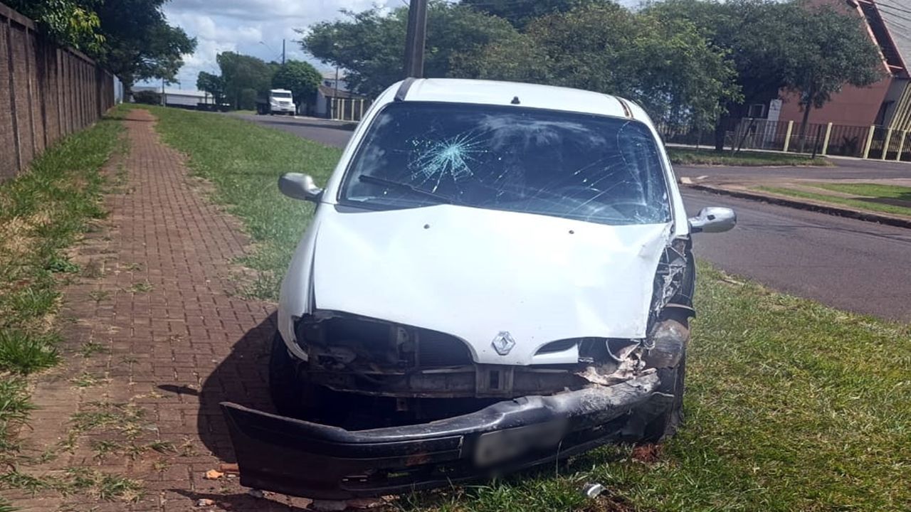 Motorista sem cinto perde controle e bate contra muro em Cascavel; acidente deixa mulher ferida
