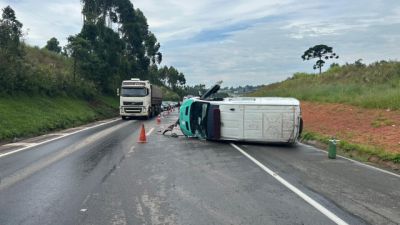 Imagem referente a notícia: Ambulância tomba na BR-277 e interdita pista por mais de uma hora no Paraná