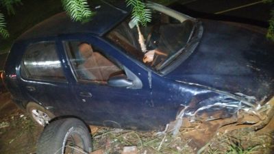 Imagem referente a notícia: Motorista foge após causar acidente com três veículos e deixa carro abandonado na BR-277 em Cascavel
