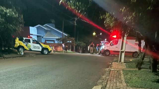 Imagem referente a notícia: Motociclista embriagado provoca perseguição, mobiliza multidão e termina preso após colisão em Corbélia