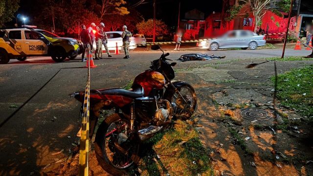 Imagem referente a notícia: Jovem é morto a tiros no Bairro Interlagos em Cascavel; pelo menos 20 cápsulas foram encontradas no local