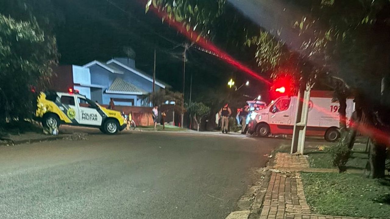 Imagem referente a notícia: Motociclista embriagado provoca perseguição, mobiliza multidão e termina preso após colisão em Corbélia