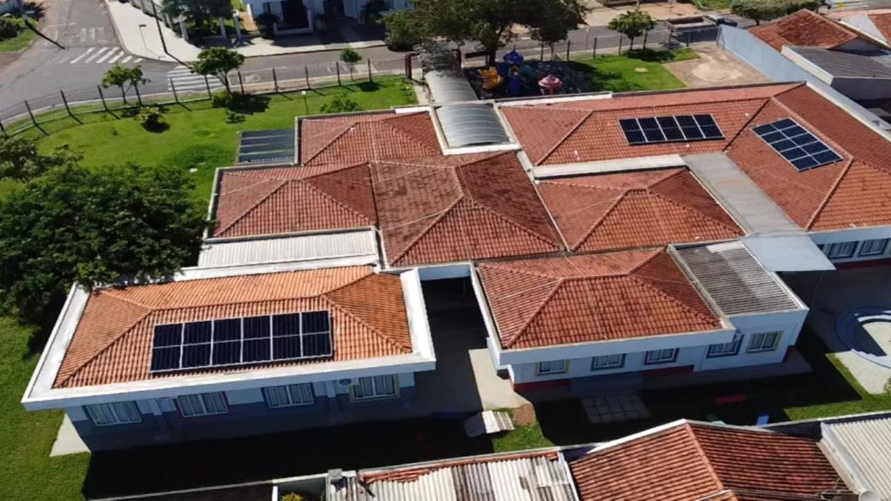 Instalação de sistemas de geração solar da Copel avança em escolas públicas do Paraná