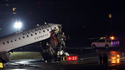 Imagem referente a notícia: Avião com 76 pessoas colide com caminhão de bombeiros em aeroporto de Nova York e mata dois tripulantes