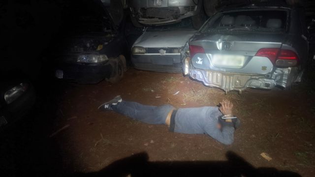 Imagem referente a notícia: Homem é preso ao tentar furtar peças de veículos apreendidos em pátio da Transitar em Cascavel