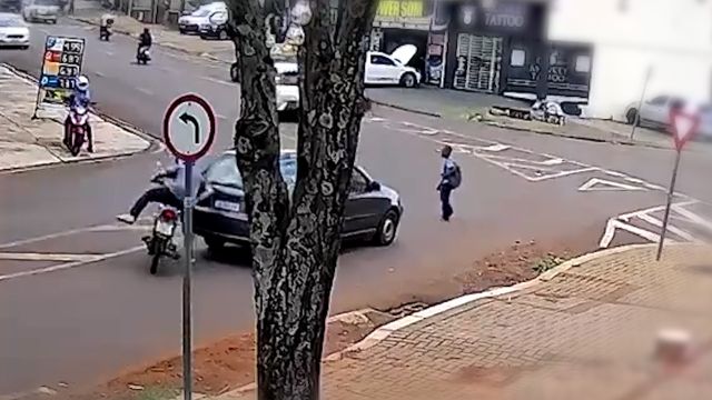 Imagem referente a notícia: Motociclista fica ferido após colidir na traseira de carro no bairro Brasília, em Cascavel