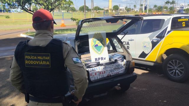 Imagem referente a notícia: Motorista foge de abordagem e abandona carro com cigarros contrabandeados na PR-486, no Paraná
