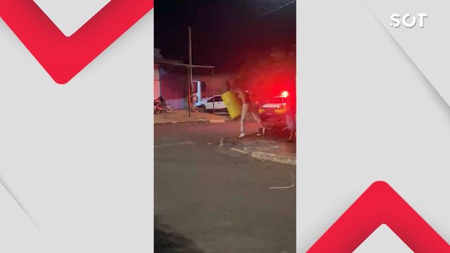 Imagem referente a notícia: Homem que arremessou tambor contra viatura da PM em Corbélia é identificado e confessou ter lançado o objeto
