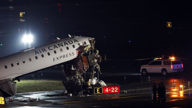 Imagem referente a notícia: Avião com 76 pessoas colide com caminhão de bombeiros em aeroporto de Nova York e mata dois tripulantes