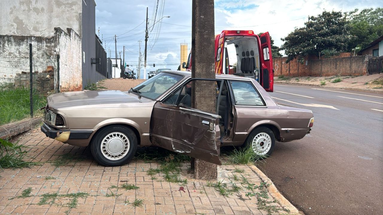 Idoso fica ferido após colidir Del Rey em muro de residência no Bairro Brásmadeira em Cascavel