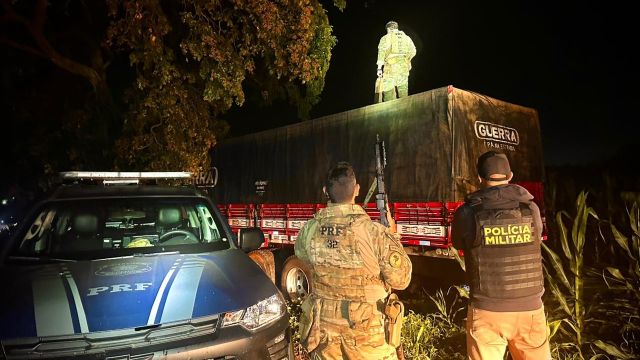 Imagem referente a notícia: Caminhão com 250 mil maços de cigarros contrabandeados bate após fuga de motorista no PR