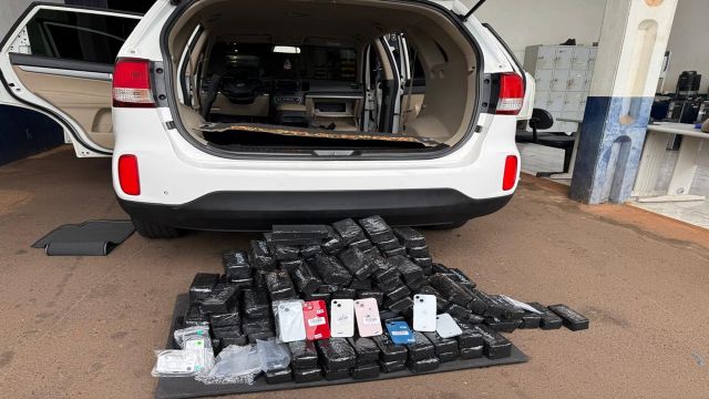 Receita Federal apreende 810 iPhones avaliados em R$ 1,4 milhão escondidos em fundo falso em Cascavel