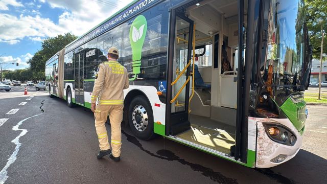 Imagem referente a notícia: Colisão entre ônibus e carro deixa feridos na Avenida Brasil, em Cascavel