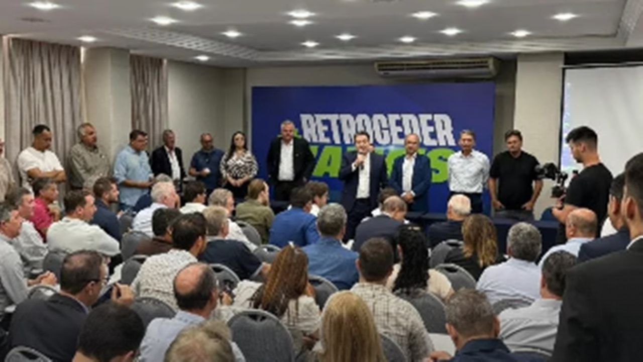 Saída em massa: Giacobo reúne 48 prefeitos em Curitiba e anuncia saída do PL após filiação de Sergio Moro