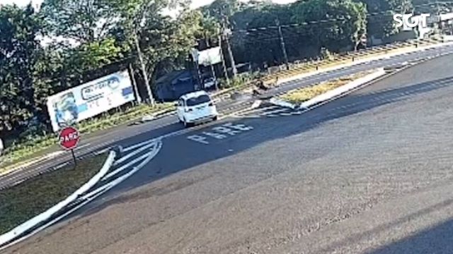 Câmera flagra acidente entre moto e carro na BR-277 em Santa Tereza do Oeste