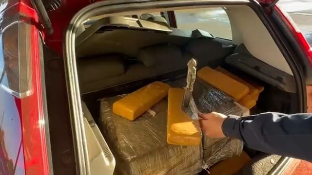 Imagem referente a notícia: PRF apreende mais de 150 kg de maconha escondidos em carro na BR-272, em Guaíra