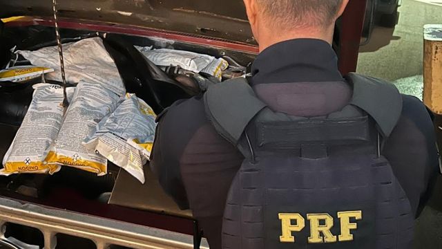 PRF apreende agrotóxicos contrabandeados escondidos no motor de caminhonete na BR-163, no Paraná