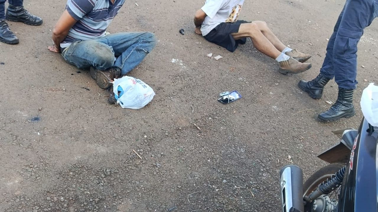 Dois homens são presos ao queimar fios furtados e diretor da Guarda se fere durante perseguição no Cascavel Velho