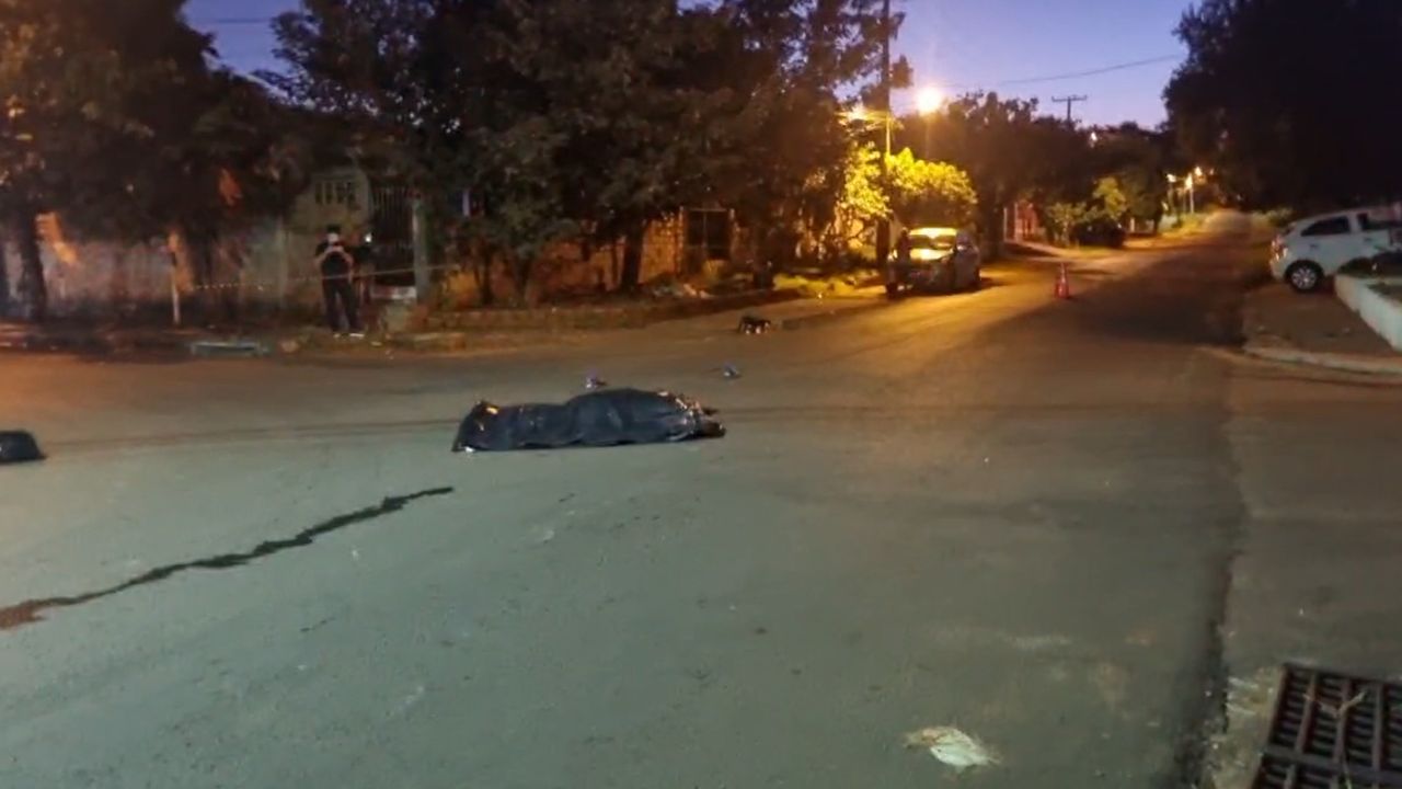 Homem morre após ser atropelado por van durante a madrugada em Foz do Iguaçu