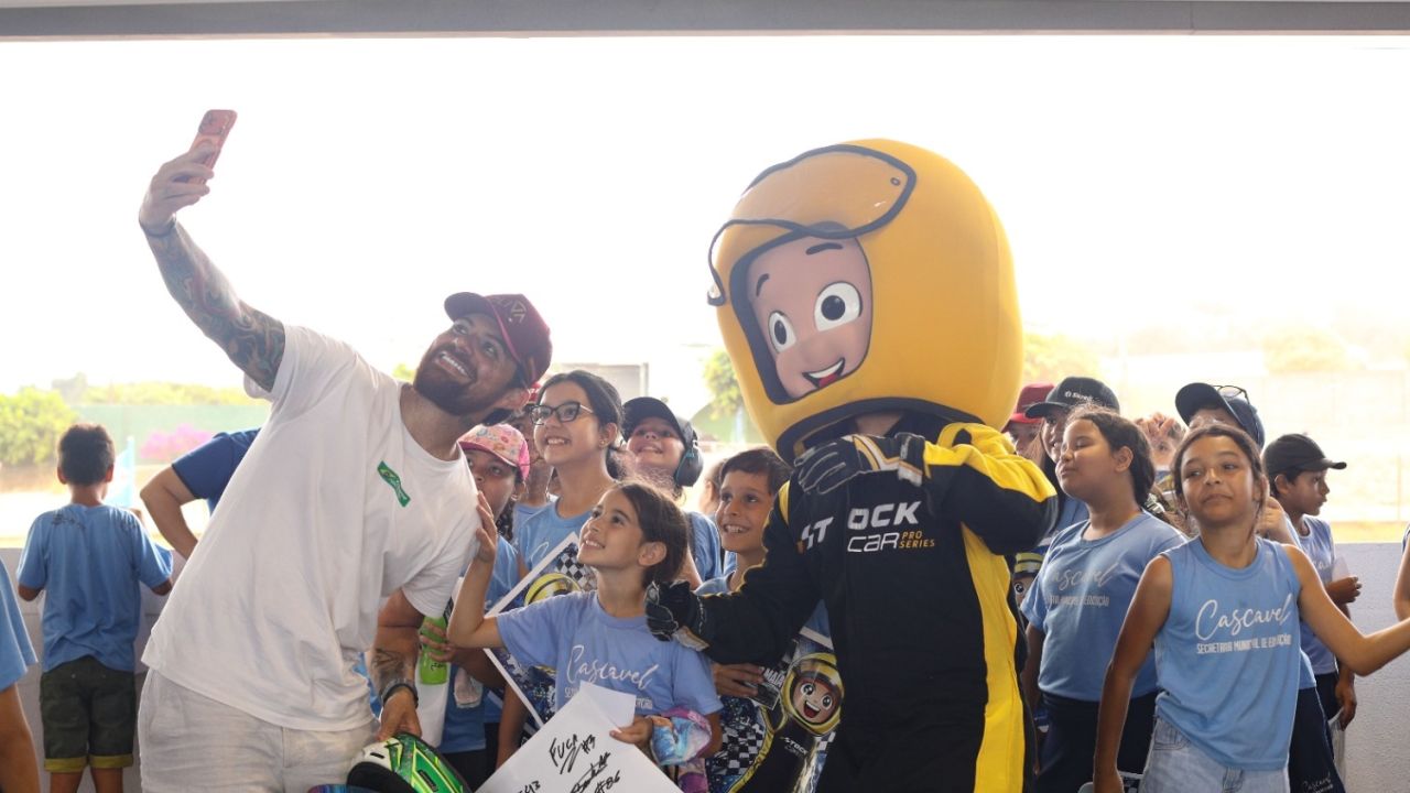 Alunos da rede municipal visitam autódromo e conhecem bastidores da BRB Stock Car Pro Series