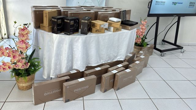 Imagem referente a notícia: Cascavel recebe kits tecnológicos para reforçar alfabetização em 12 escolas municipais
