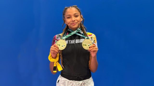 Imagem referente a notícia: Promessa do jiu-jitsu: adolescente de 14 anos acumula títulos e impressiona ao vencer rivais mais pesadas no PR