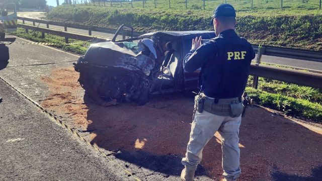 Imagem referente a notícia: Idoso morre após colisão frontal entre carro e caminhão na BR-376, em Apucarana
