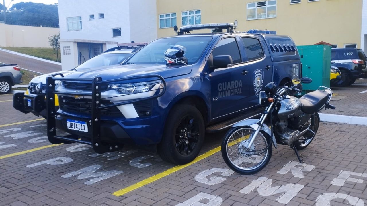 Jovem é flagrado empinando moto e avançando sinal em Cascavel; veículo irregular é apreendido