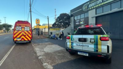 Imagem referente à notícia: Mulher é atingida por pedrada na cabeça em frente a supermercado em Cascavel