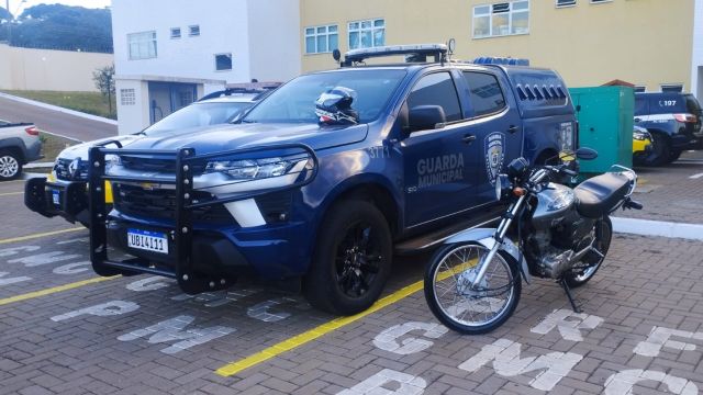 Imagem referente a notícia: Jovem é flagrado empinando moto e avançando sinal em Cascavel; veículo irregular é apreendido