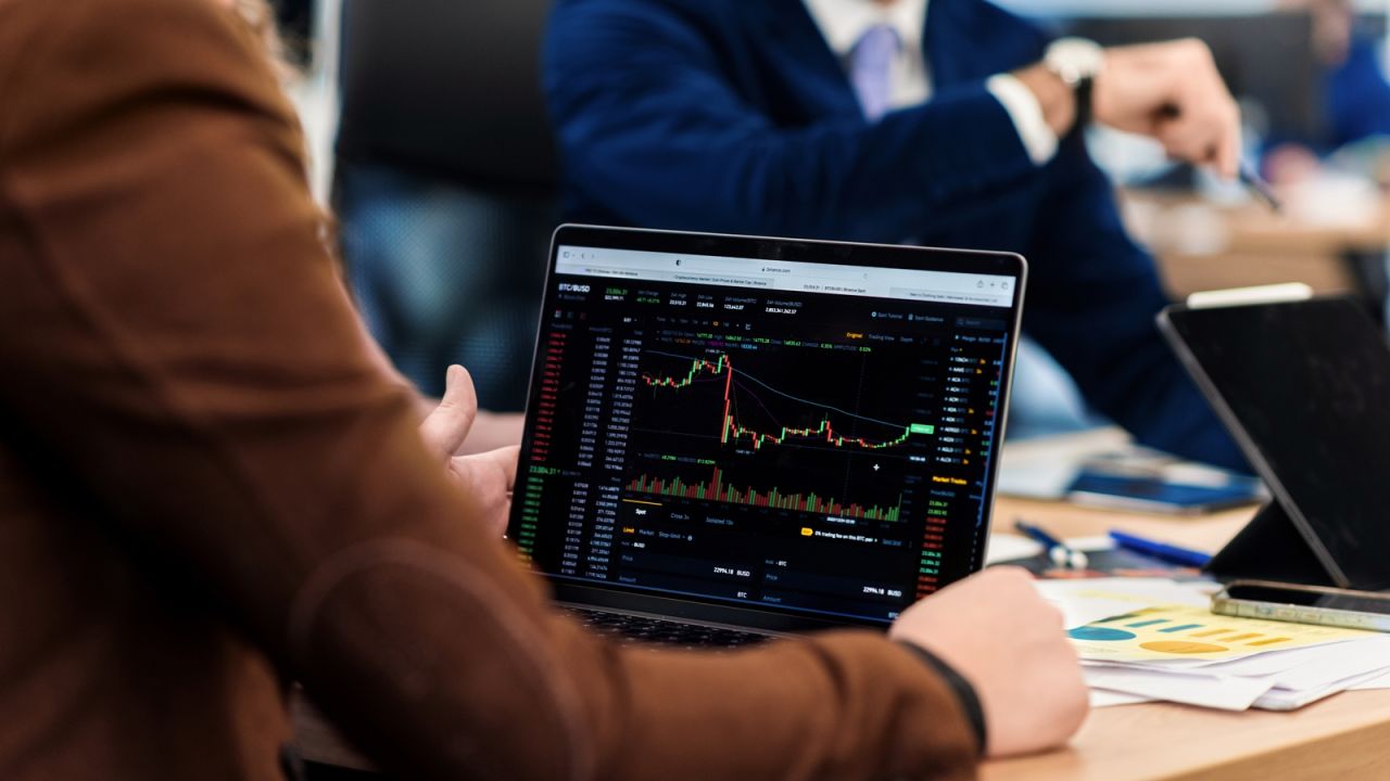 Casos recentes reacendem alerta para investidores e empresas diante de notícias sobre instituições financeiras